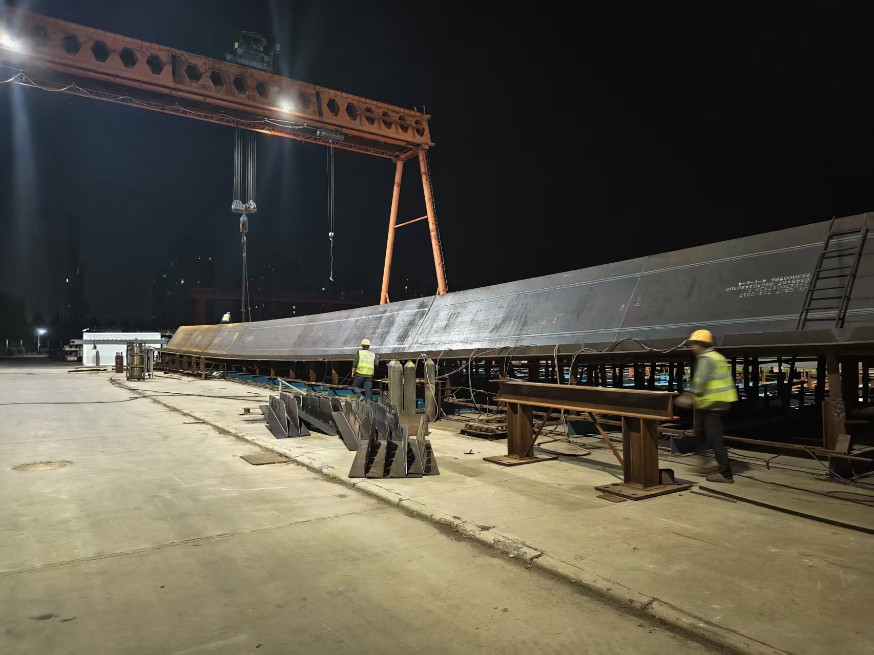 Night-time steel girder work for the Phoenix Yellow River Bridge South Extension