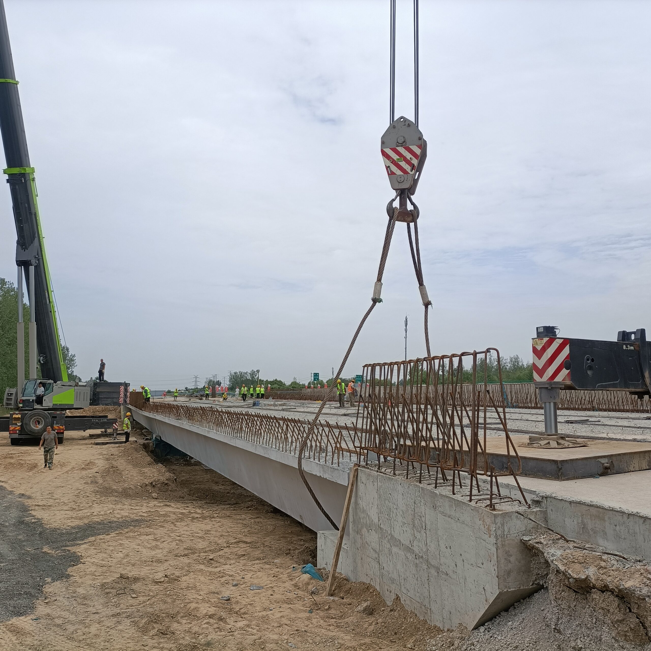 Bridge construction at the Lianhuo Expressway crossing