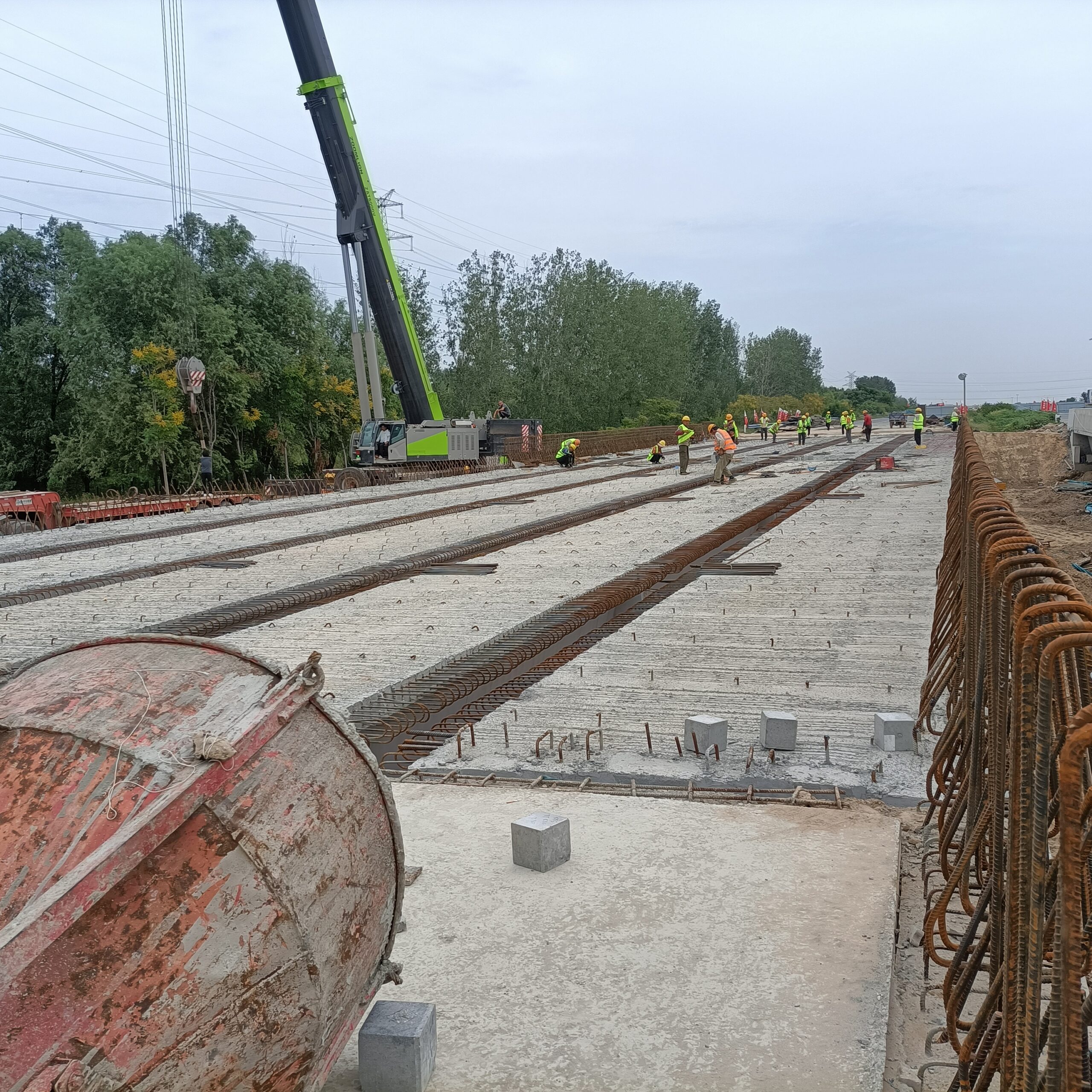 Girder placement at the Zhengzhou interchange project