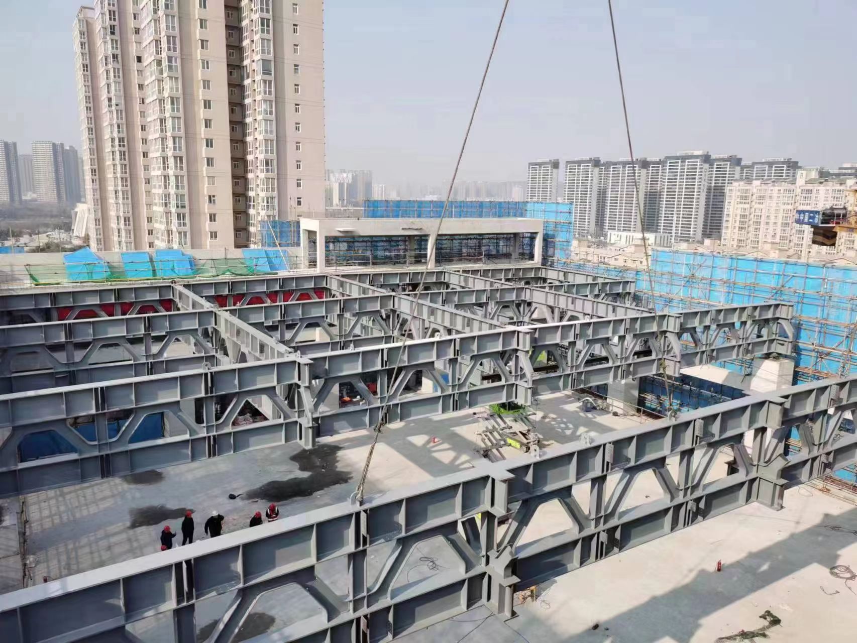 Roof truss erection at the National Fitness Hall