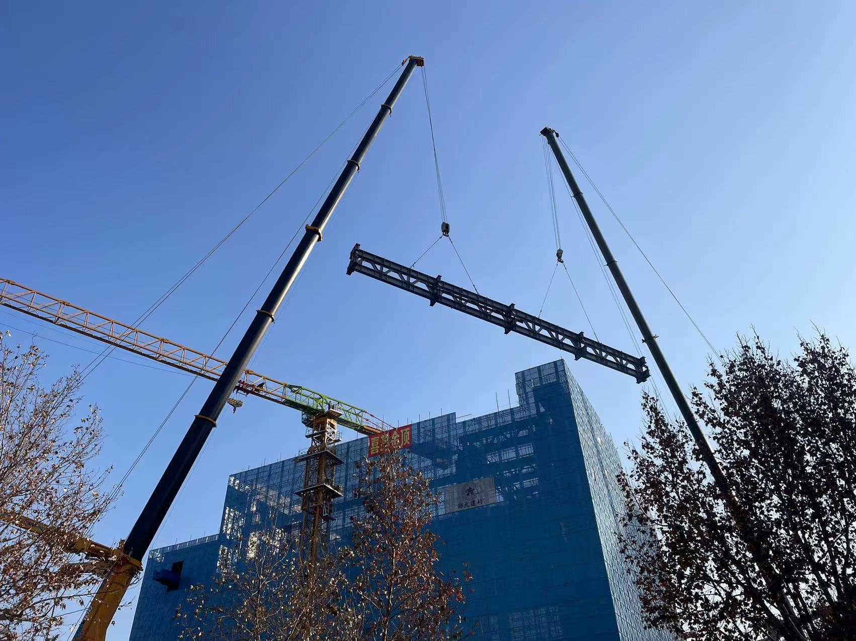 Two-crane lift for the public fitness hall roof structure