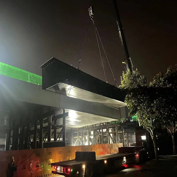 Night-time lifting of a steel box girder segment in Zhengzhou