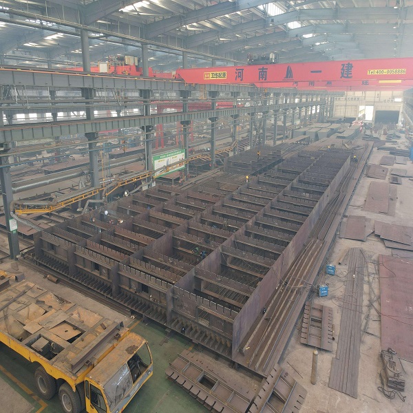 Shop assembly of steel box girders for an urban interchange